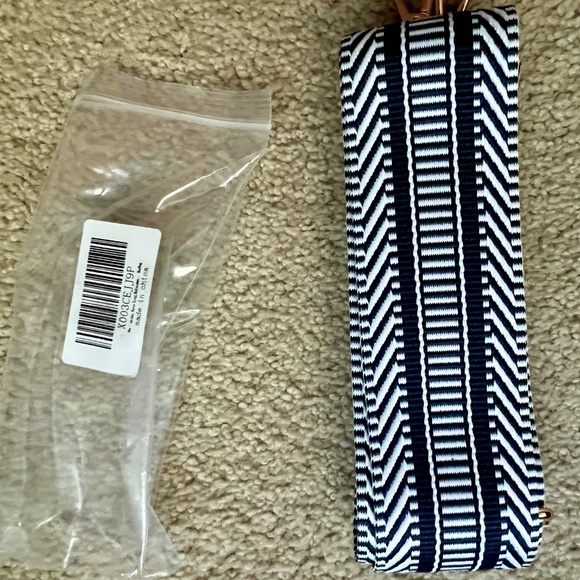 NWT Navy and White woven bag purse strap with gold accents extendable 28" to 52" - Picture 2 of 8